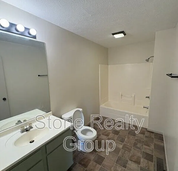 689 N 25th St — Photo 5