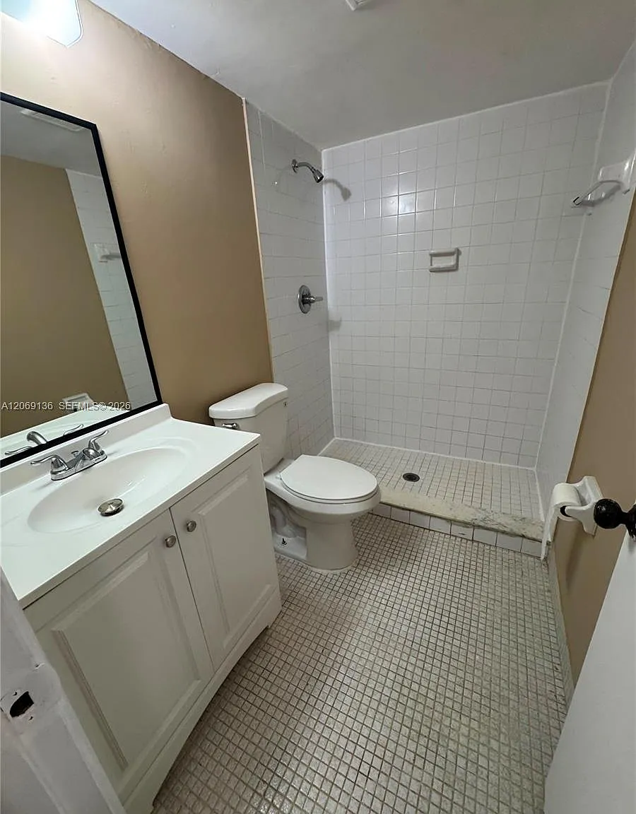 Oakland Shores Condominiu — Photo 3