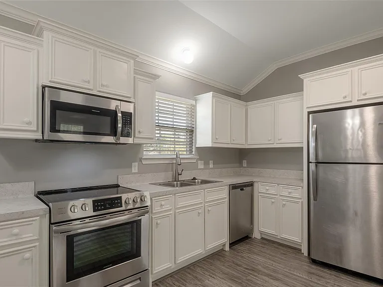 100 Shorewood Dr — Photo 10