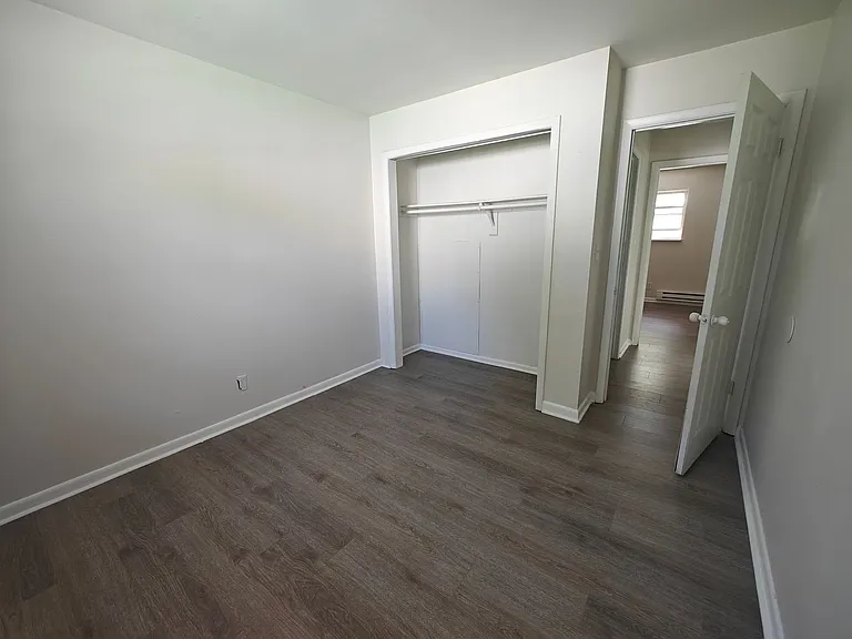 647 W Franklin St — Photo 5