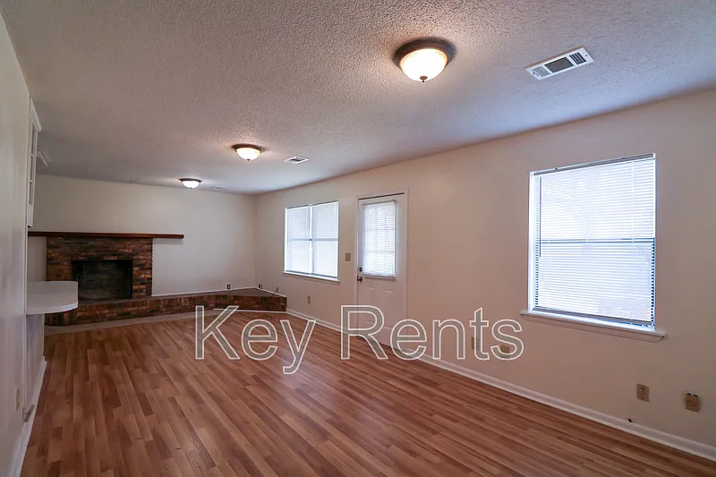 3 bed, 2.0 bath, 1432 sqft, $1,650 — Photo 3