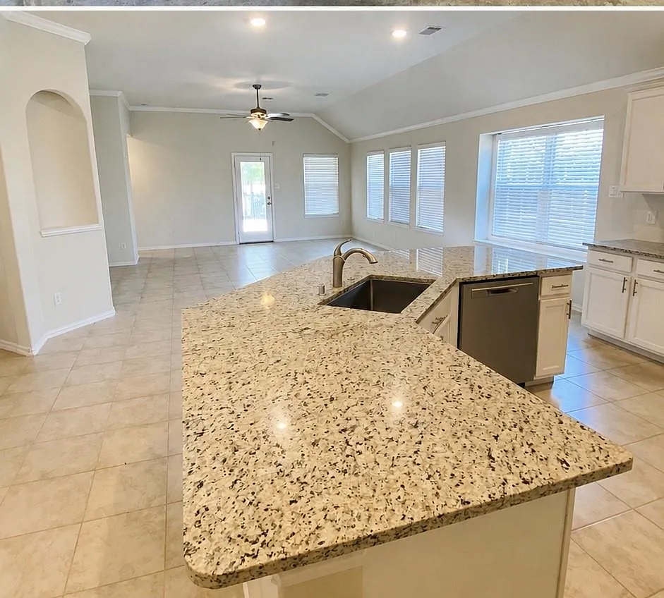 3 bed, 2.0 bath, 2043 sqft, $3,100 — Photo 3