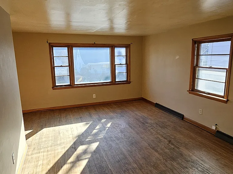1629 Spring Ave NE #NA — Photo 2