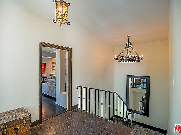 4th image of 151 1/2 N Sycamore Ave #1/2