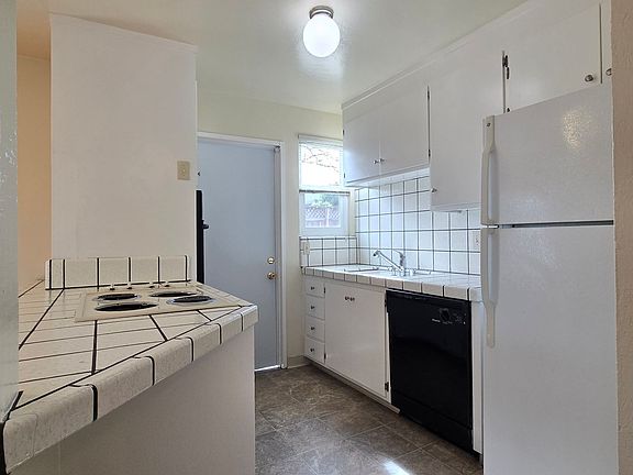 3rd image of 2942 Millar Ave