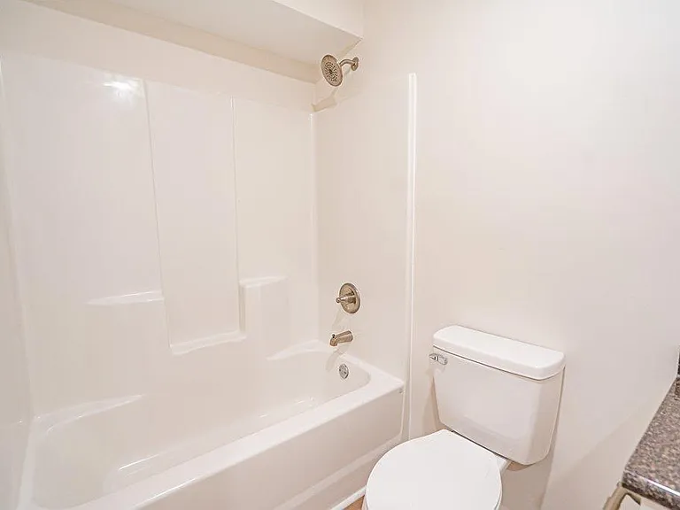 402 E 3rd St #B — Photo 13