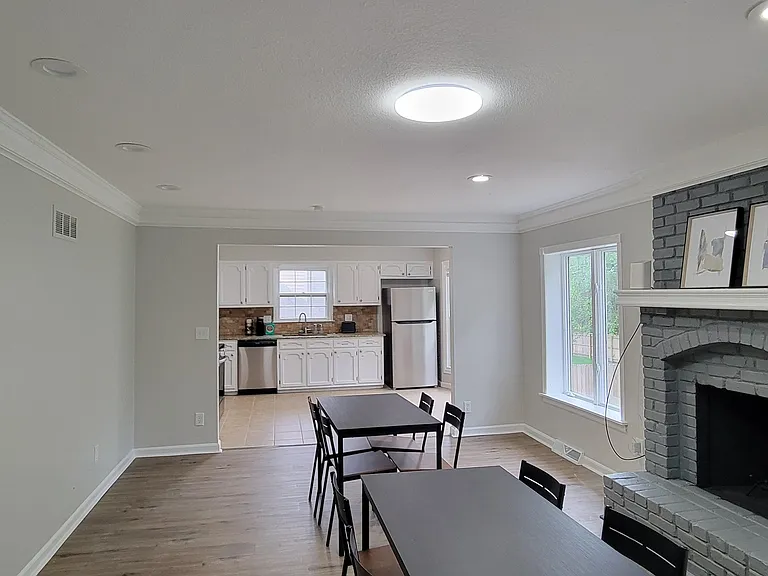 NE Locust Dr — Photo 6