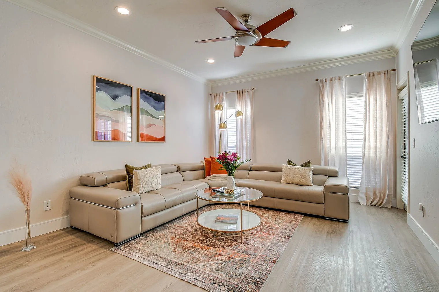 1 bed, 1.0 bath, 775 sqft, $2,736 — Photo 2