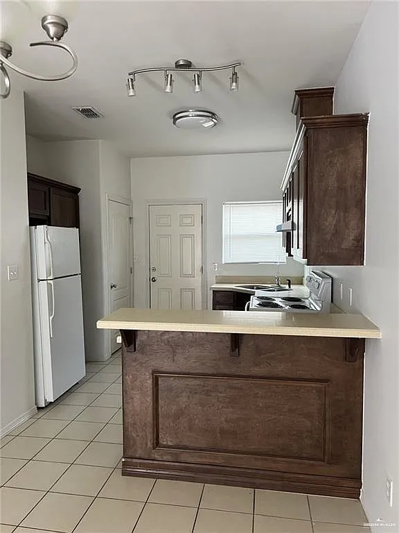 2 bed, 2.0 bath, 862 sqft, $885 — Photo 2