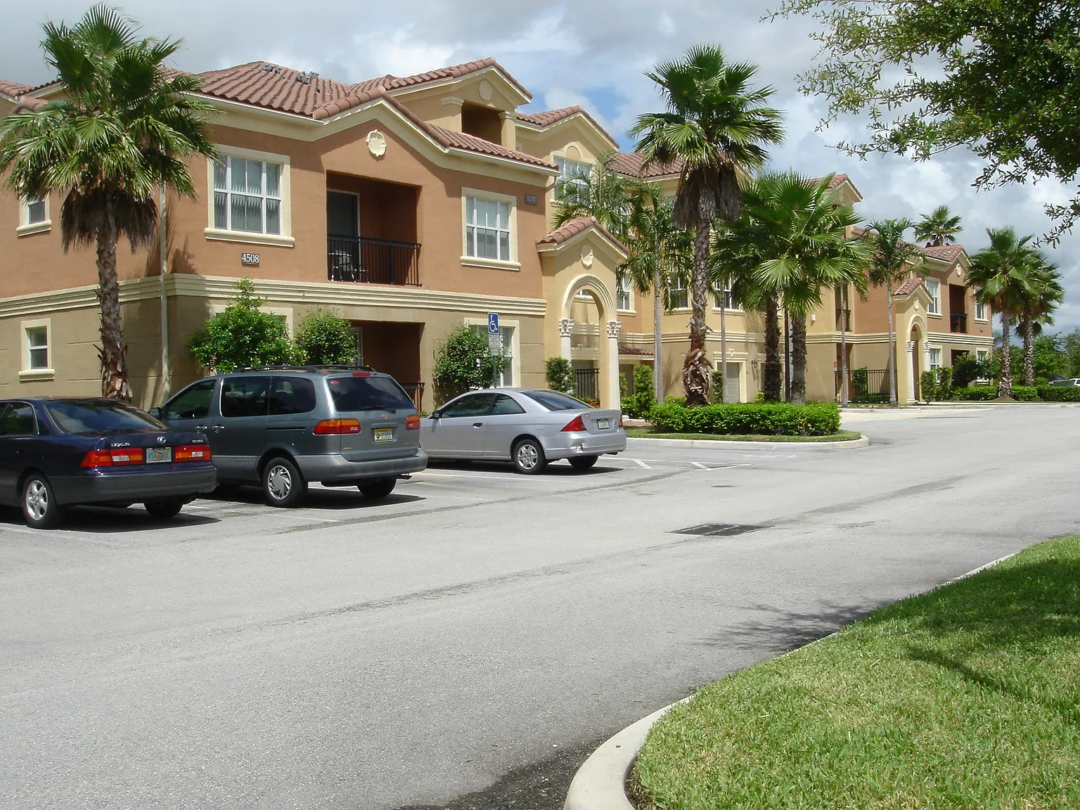 2 bed, 1048 sqft, $2,300 — Photo 3