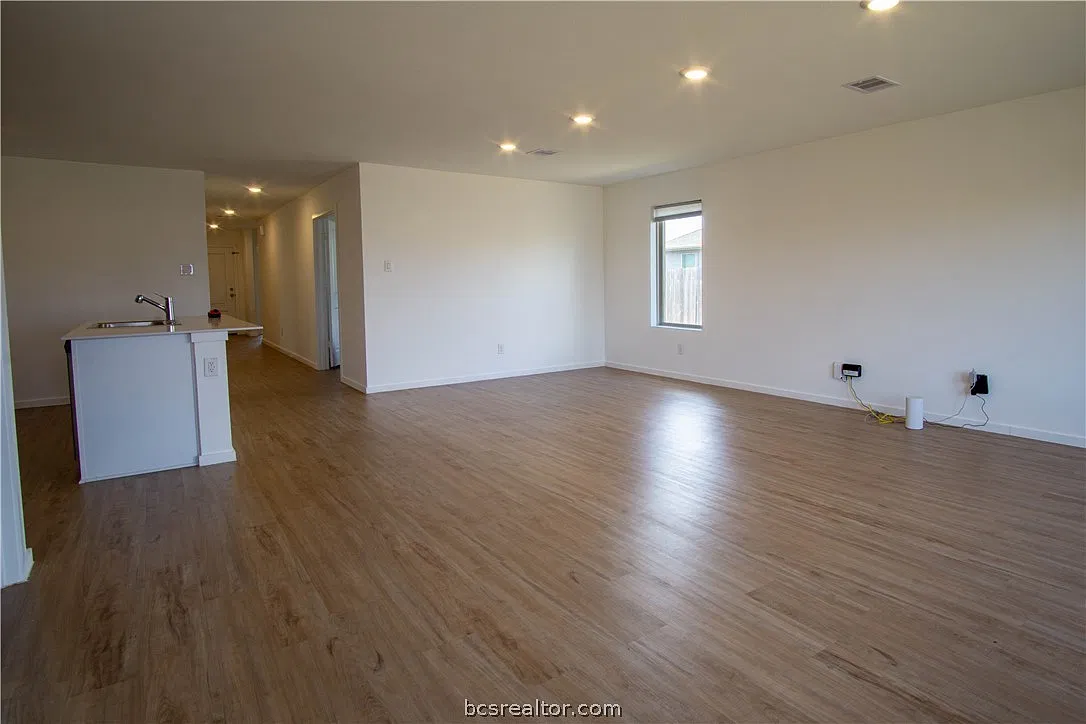 4 bed, 1842 sqft, $2,100 — Photo 4