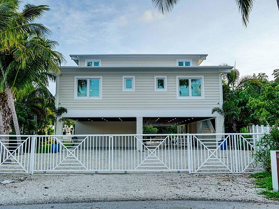 3rd image of 328 S Coconut Palm Blvd