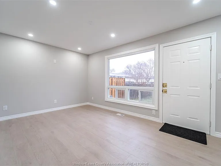 5414 Lassaline Ave — Photo 6