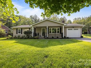 16 Pine Spring Dr, Asheville, NC 28805