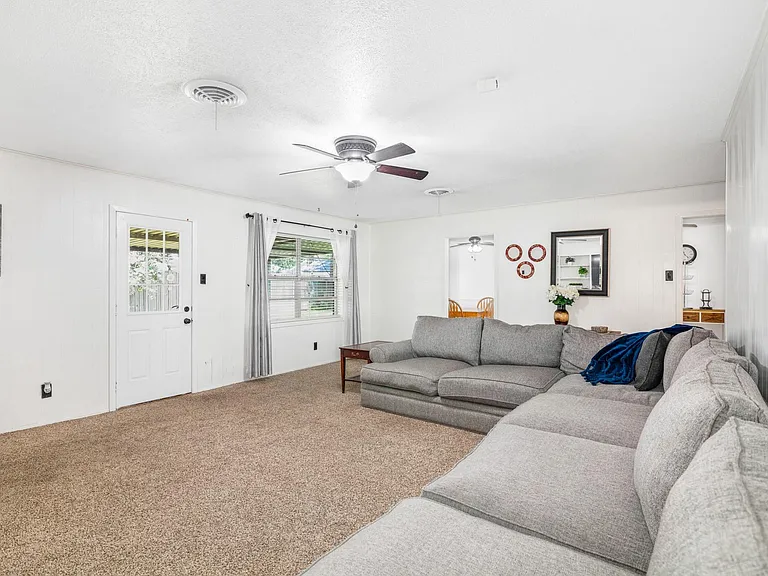 2202 Eaves Dr — Photo 8
