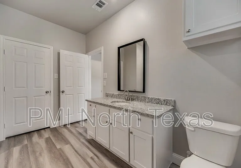 1518 Walworth St — Photo 14
