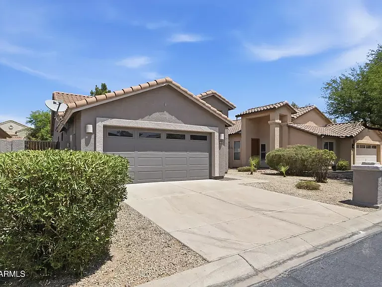 964 W Fairway Dr — Photo 2