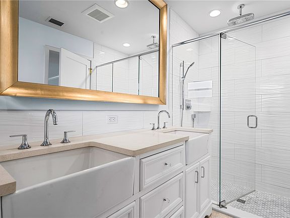 3rd image of 976 25th St