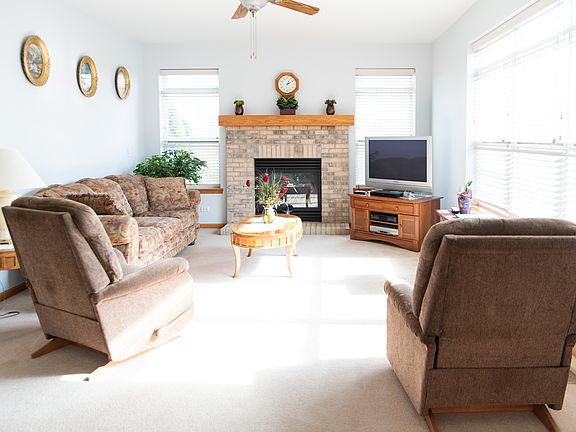 3rd image of 3150 Moraine Dr