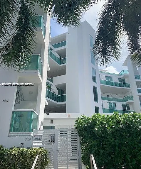 2000 Bay Dr #403 — Photo 3