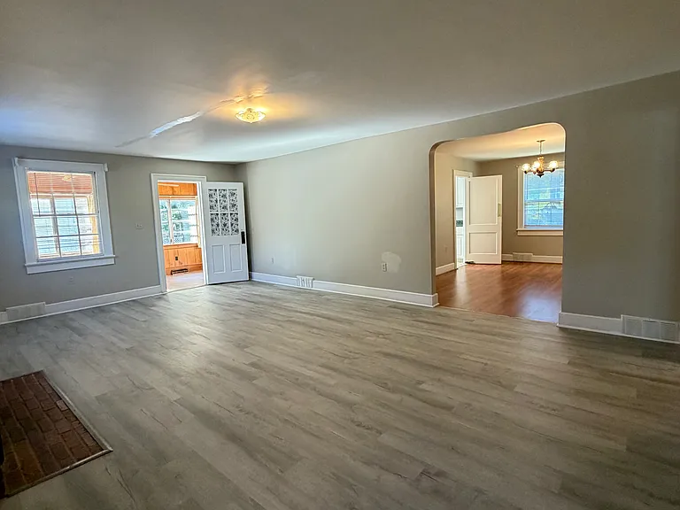 633 Spring Ln — Photo 2