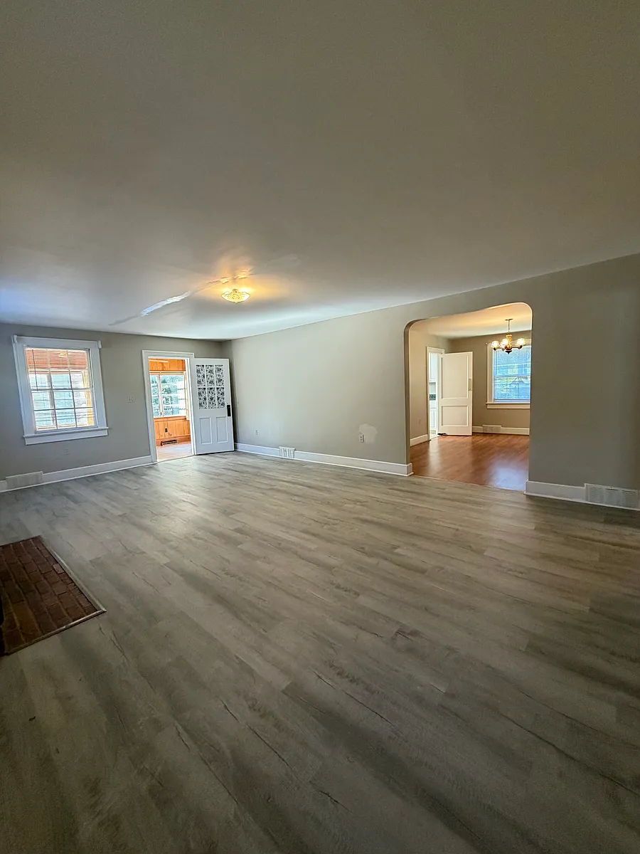 Building Photo - 633 Spring Ln