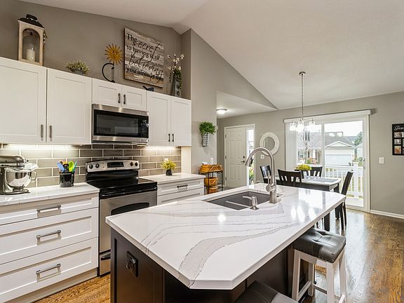 3rd image of 5954 Sapphire Cir