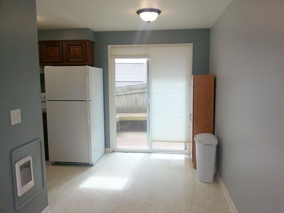 to Kitchen/Deck - Bfast Nook
