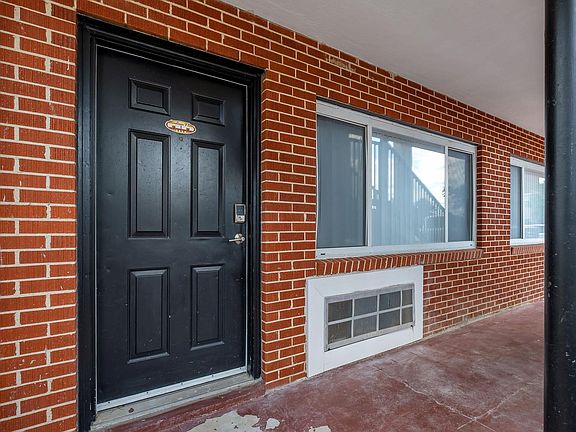 2nd image of 405 Dunwoody St APT 1