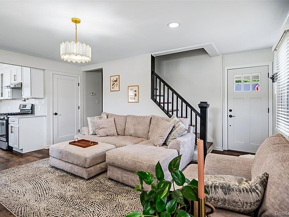 3rd image of 633 Robin Court