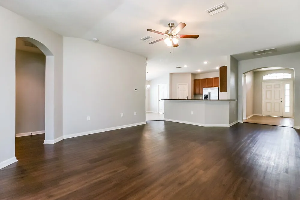3 bed, 2.0 bath, 1724 sqft, $2,105 — Photo 3