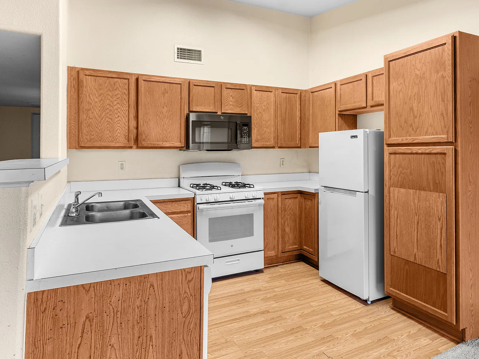 3 bed, 1250 sqft, $2,100 — Photo 2