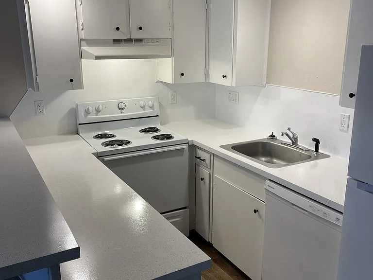 Chalet Villa Apartments — Photo 9
