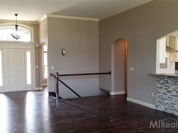 4th image of 18629 Crenshaw Dr