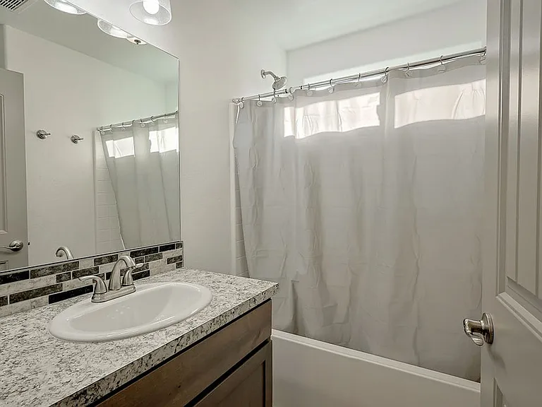709 E Avenue K — Photo 8