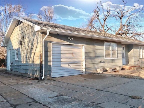 2nd image of 415 W Broadway Ave