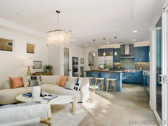 4th image of 409 N Cedros Ave