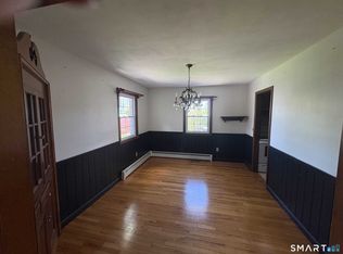 16 Raymond Rd, Woodbridge, CT 06525
