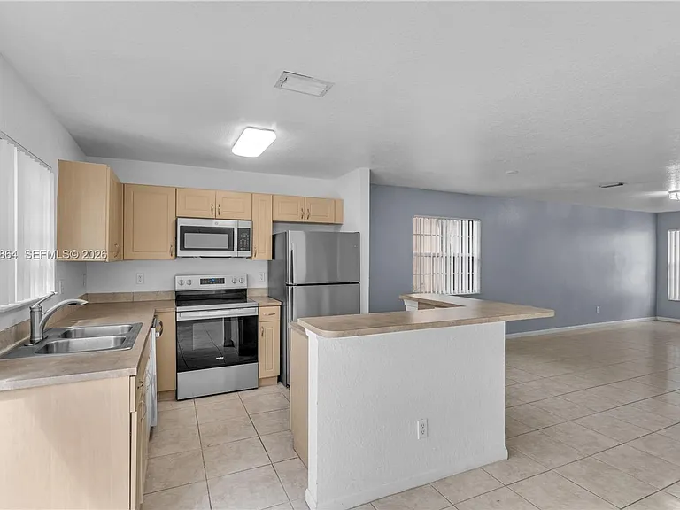 2400 SW 87th Way — Photo 2