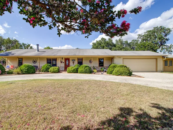 215 Creekwood Dr., Bandera, TX 78003