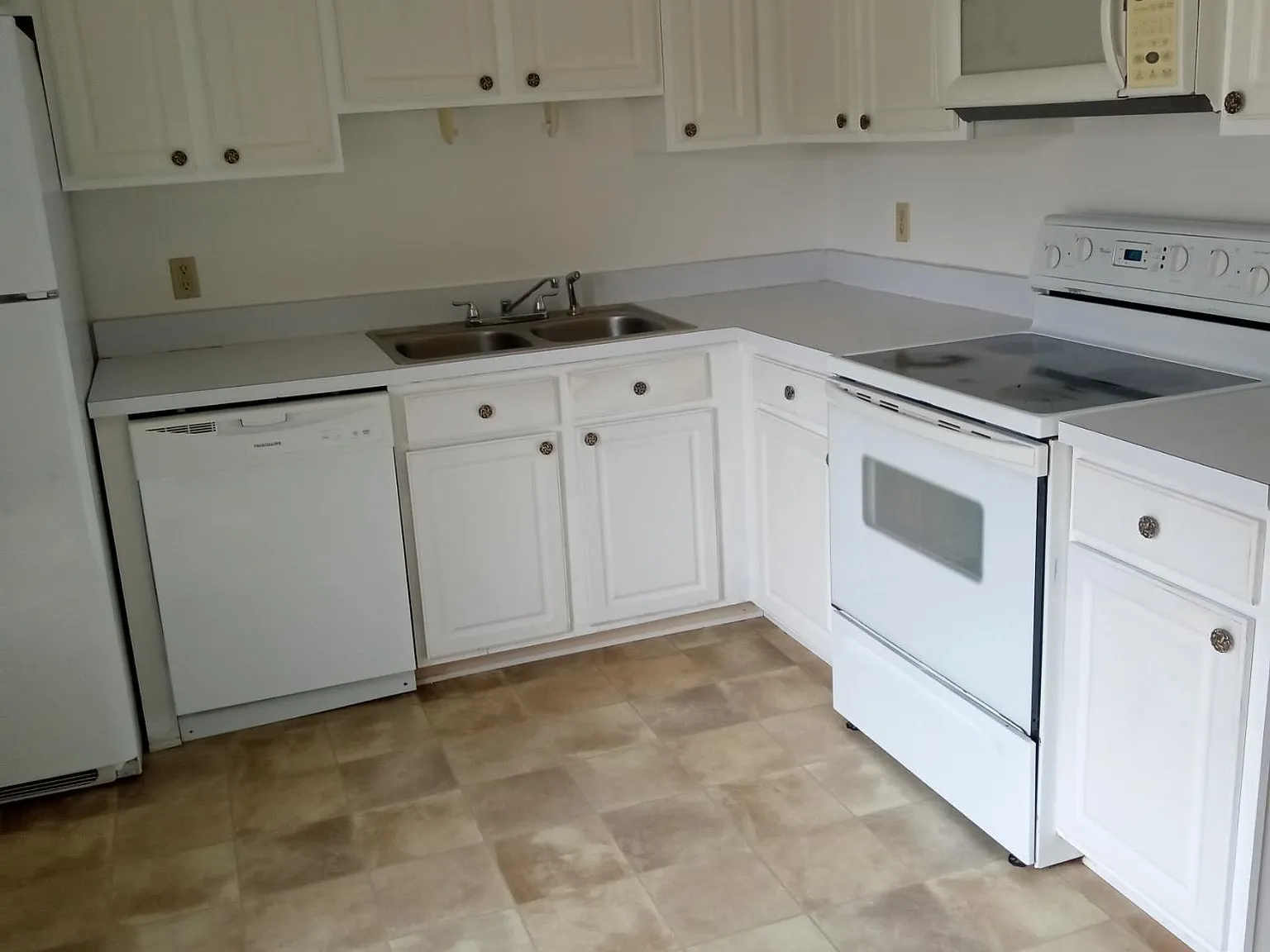 3 bed, 1242 sqft, $1,599 — Photo 3
