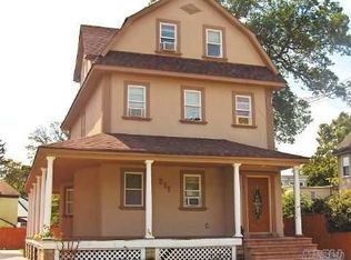 211 Smith St, Freeport, NY 11520