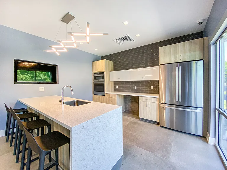 550 S Dupont Pkwy — Photo 1