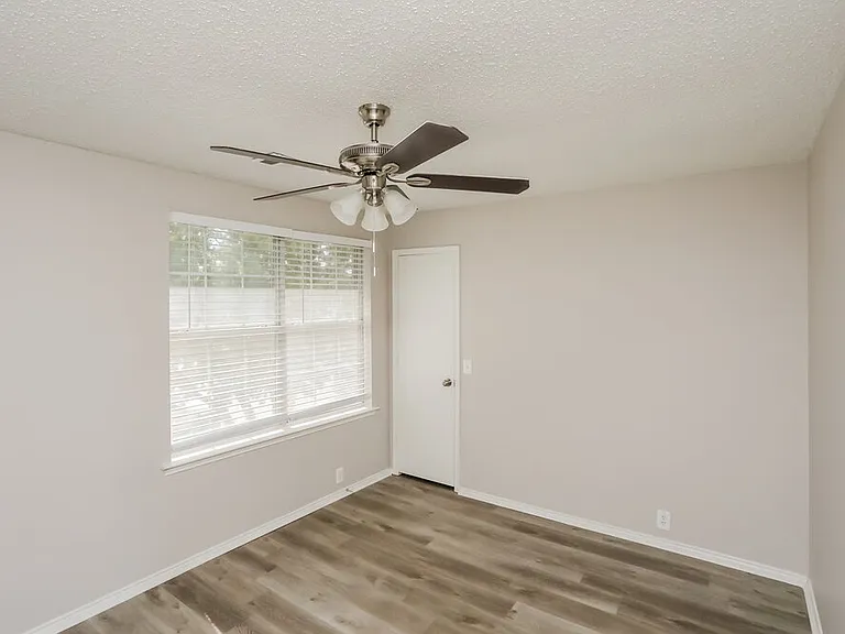 1919 Berkeley Dr — Photo 15
