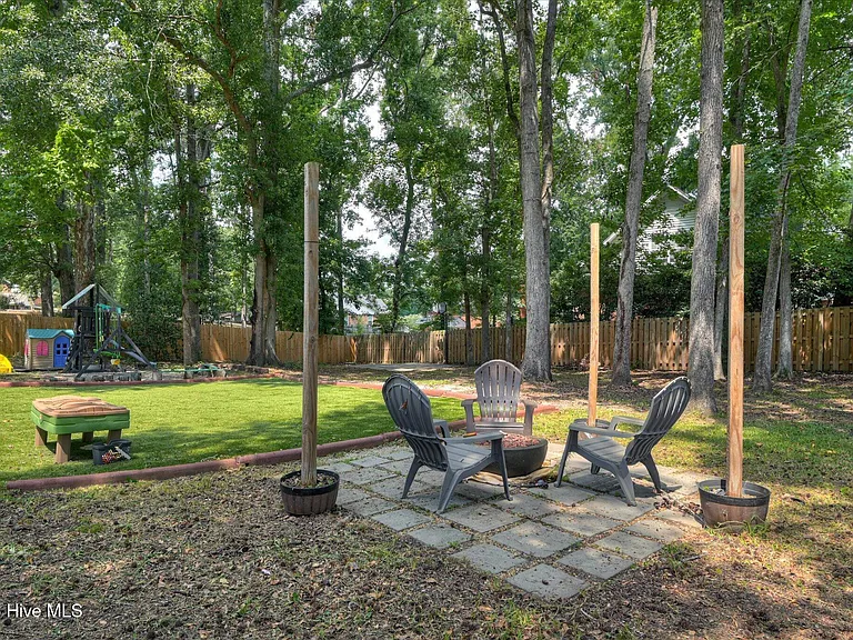 1084 Severn Dr — Photo 32