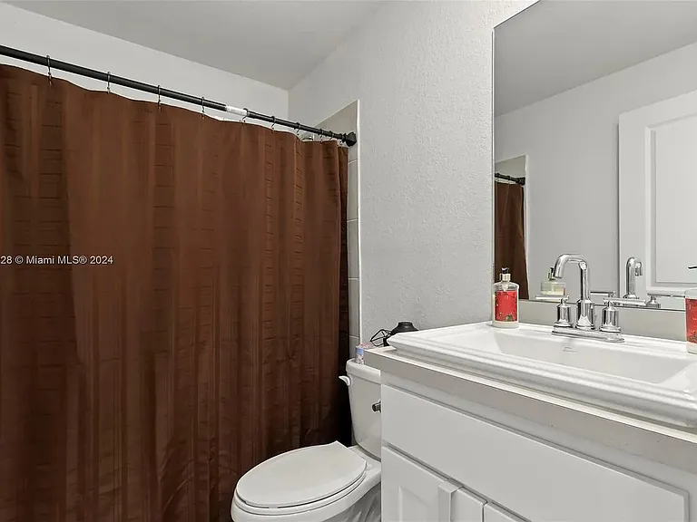 389 NE 5th Pl — Photo 11