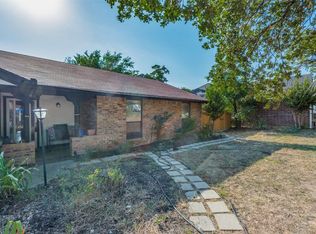 801 Red Bud Dr, Azle, TX 76020