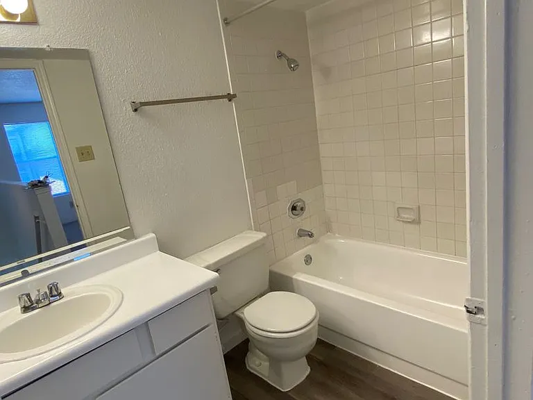 Emerald Cove Apartments — Photo 110