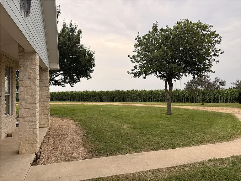 5600 FM 1466 — Photo 25