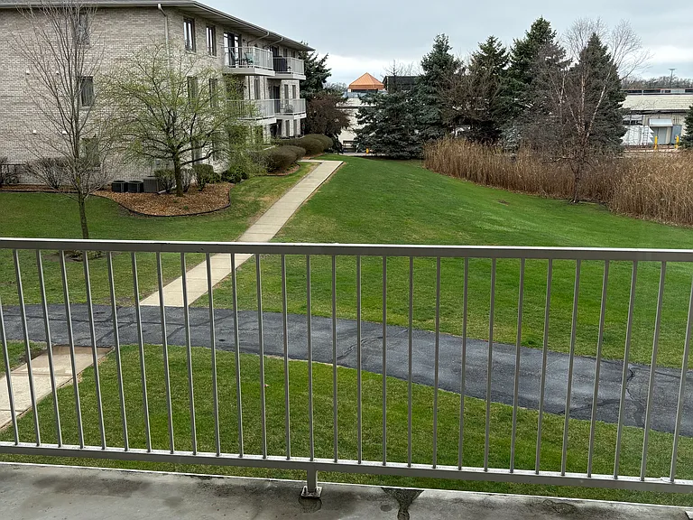 1041 Ashley Ct S #2D — Photo 3